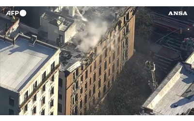 Incendio devasta edificio di sei piani a New York il video dall alto da Manhattan