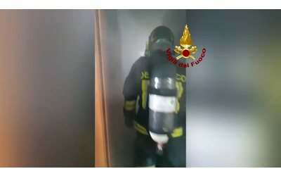 Incendio in un hotel a Mestre: oltre 400 ospiti evacuati, 160 sono minorenni. L’intervento dei vigili del fuoco in una stanza