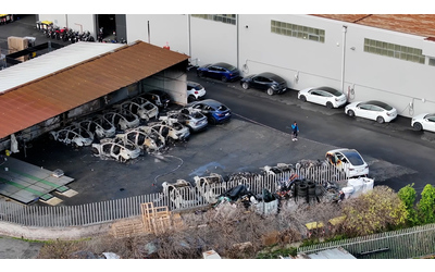 Incendio in una concessionaria Tesla a Roma: distrutte 17 auto. Non si esclude il dolo – Le immagini