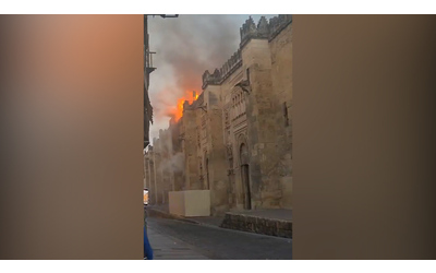 Incendio nella moschea-cattedrale di Cordova: le fiamme divorano il patrimonio Unesco – Video