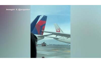 Incidente aereo a Seattle, boeing atterra e colpisce la coda di un altro velivolo: le immagini girate dai passeggeri