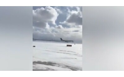 Incidente aereo a Toronto, il momento in cui il velivolo della Delta Airlines si schianta e si capovolge: il nuovo video