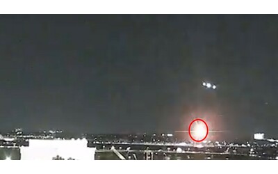 Incidente aereo a Washington, il momento dello scontro tra il volo passeggeri e l’elicottero militare – Video