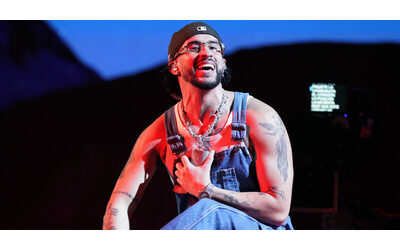 Incidente sul palco per Bad Bunny: l’infortunio al ginocchio durante il concerto