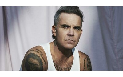 Incredibile festeggio con Coca e insalata Robbie Williams supera i Beatles in Gran Bretagna l artista con il maggior numero di album al numero uno in classifica