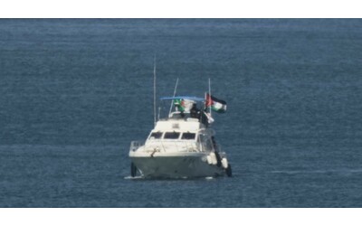 “Inginocchiati per ore legati, senza cibo, acqua, farmaci e servizi igienici”: i legali degli attivisti della Flotilla denunciano le violazioni israeliane