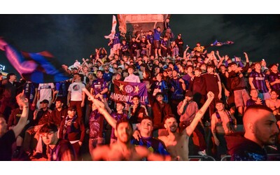 Inter, la festa scudetto in piazza Duomo: distesa nerazzurra, cori e fumogeni | Video