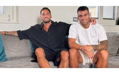 Inter, pace fatta tra Lautaro e Calhanoglu: la chiacchierata sul divano e lo scatto a favore di social
