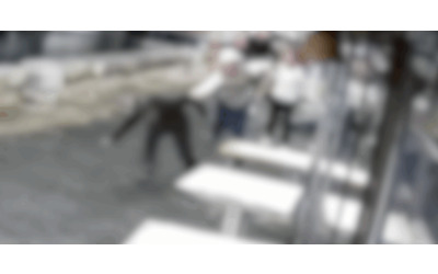 Interviene per difendere un giovane da un pestaggio e viene picchiato a sua volta: quattro denunciati