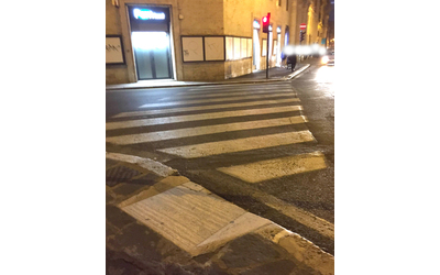 Investita e uccisa da auto pirata: muore 42enne nel Bresciano. Fuggito il guidatore