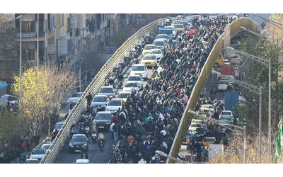 Iran continuano le proteste due civili e un miliziano del regime morti durante scontri tra manifestanti e forze dell ordine