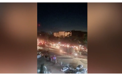 Iran festeggiamenti a Karaj dopo l annuncio della morte di Khamenei