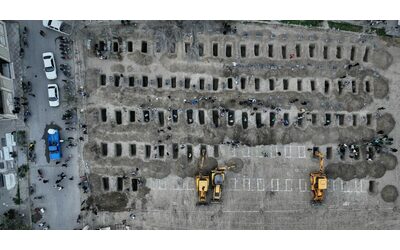 Iran i funerali delle 165 vittime del raid che ha colpito scuola una femminile sepolte in fossa comune