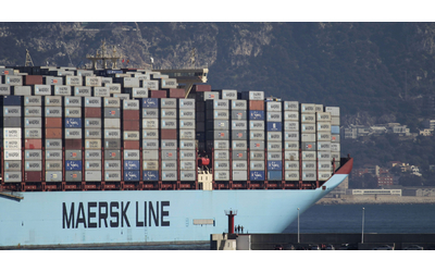 Iran, il colosso Maersk: “Una nostra nave è uscita dal Golfo scortata dagli Usa”. Teheran nega: “Falso, non si è mossa”