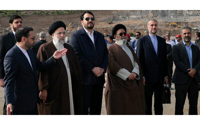 Iran, incidente in elicottero: disperso il presidente Raisi. Soccorsi ostacolati da nebbia e buio. Khamenei: “Speriamo torni”