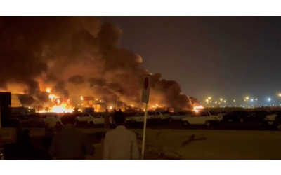 Iran, non ancora domato il maxi-incendio al porto di Shahid Rajaee dopo l’esplosione: almeno 25 i morti