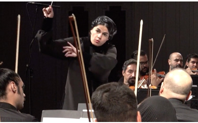 Iran Paniz Faryoussefi la prima donna direttrice d orchestra Spero sia l inizio di una nuova era