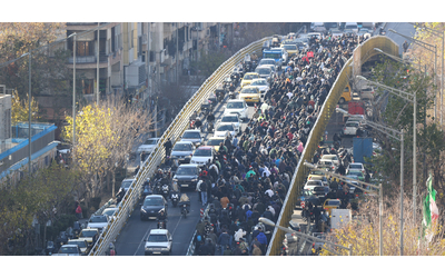 Iran sesto giorno di proteste 7 vittime Trump Interverremo se il regime spara sui manifestanti