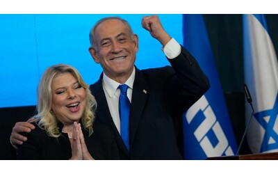 Israele, aperta un’inchiesta sulla moglie di Netanyahu: “Ha cercato di intimidire un testimone nel caso di corruzione del marito”