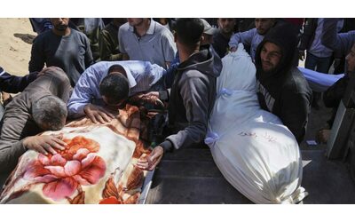 Israele bombarda gli sfollati a Gaza: 7 morti. L’Egitto chiede conto ad Hamas delle condizioni degli ostaggi