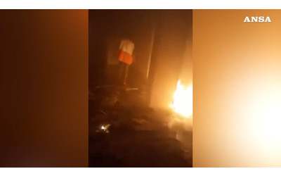 Israele bombarda la sede della Mezzaluna Rossa palestinese, la Croce rossa diffonde il video: “Intollerabile”