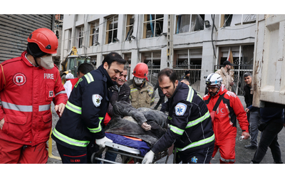 Israele bombarda Teheran Forse ucciso Larijani capo del Consiglio di Difesa Colpita l ambasciata Usa in Iraq Esplosioni a Doha e Dubai Diretta