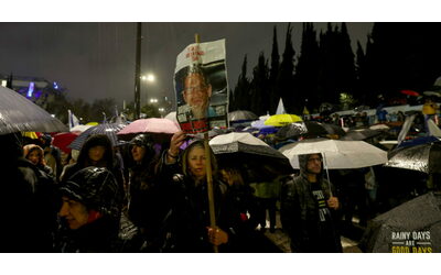 Israele e l’inverno delle proteste “dei capelli bianchi”: le migliaia di manifestanti davanti all’ufficio di Netanyahu