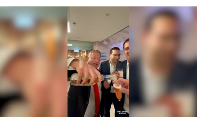 Israele il ministro Ben Gvir brinda e festeggia per l approvazione della legge sulla pena di morte