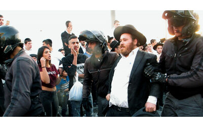 Israele, l’esercito a corto di soldati chiama altri 7mila ultraortodossi: “Carcere per chi diserta”. I partiti haredi: “Netanyahu ci dichiara guerra”