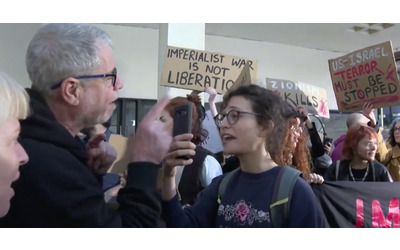 Israele la protesta all ambasciata Usa contro la guerra in Iran dura appena 10 minuti attivisti bloccati dalla polizia