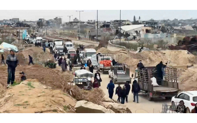 Israele si ritira dalla zona militarizzata, i palestinesi attraversano il corridoio di Netzarim che divide in due la Striscia di Gaza – Video