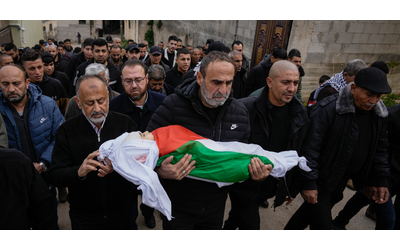 Jenin, l’esercito israeliano circonda la casa e apre il fuoco: Laila uccisa a 2 anni mentre era a cena con la famiglia