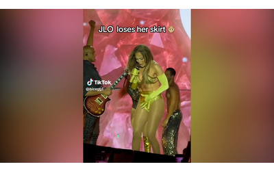 Jennifer Lopez festeggia il compleanno sul palco e perde la gonna: “Sono qui in mutande”
