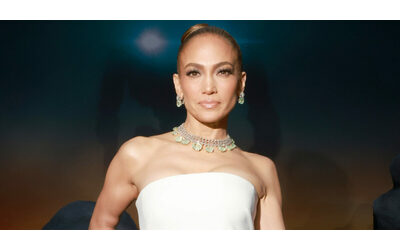 Jennifer Lopez sbotta: “Con l’intelligenza artificiale riempiono il mio viso di rughe per promuovere creme”