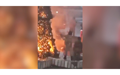 Jihadisti bruciano un albero di Natale ad Hama: esplodono le proteste dei cristiani a Damasco e in altre città siriane