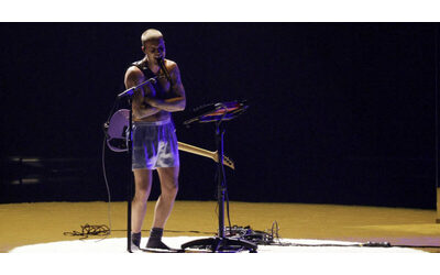 Justin Bieber torna e si esibisce in boxer ai Grammy Awards 2026 stupore tra i colleghi a teatro IL VIDEO