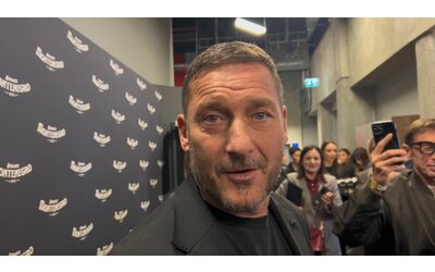 Juve, Totti: “Io nello staff di Spalletti? Vuoi sapere troppo”. Poi arriva l’ex ct e scherza: “Ho solo detto che non ti faccio da secondo” | Video