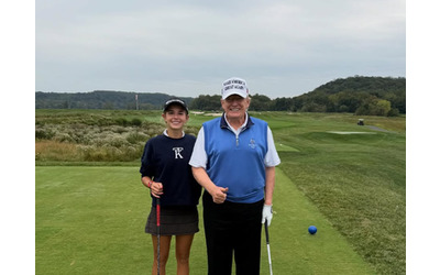 Kai Trump ha lanciato un marchio di felpe usando foto fatte alla Casa Bianca. Il Wall Street Journal: “Conflitto d’interesse”