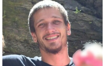 Kane Watson muore travolto da una duna di sabbia mentre giocava con i figli: ecco cos’è successo