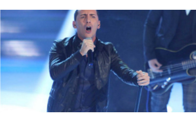 “Kekko dei Modà è caduto dalle scale dietro le quinte, pare si sia fatto male a una costola”: a Sanremo 2025 un altro capitombolo dopo Francesca Michielin