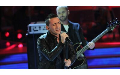 Kekko dei Modà supera la crisi e torna con un annuncio: “Suoneremo a San Siro dopo otto anni”. La gioia di Maria De Filippi: “Tante cose mi legano a lui”
