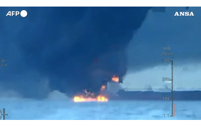 Kiev attacca con droni due petroliere nel Mar Nero: le immagini diffuse dai servizi segreti ucraini