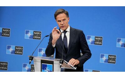 Kiev vuole lo 0,25% del Pil dei Paesi Nato. Gli Usa agli alleati: “Impegno senza parassiti”. E Rutte sponsorizza l’acquisto di armi di Washington