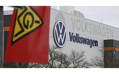 L’a.d. di Volkswagen ai lavoratori: “Il taglio degli stipendi non basta”. Il ministro tedesco: “Evitare licenziamenti”