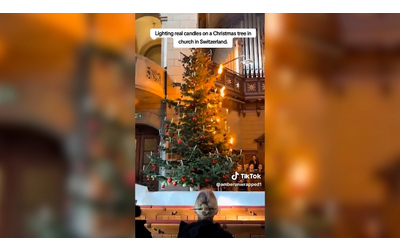 L abete sembra prendere fuoco poi la magia la surreale accensione delle candele sull albero di Natale Video