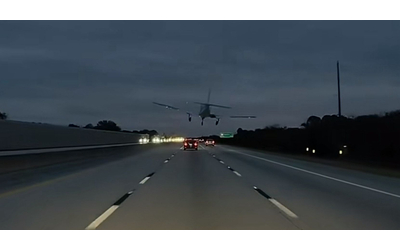 L aereo atterra d emergenza in autostrada e colpisce una vettura il pilota e l automobilista incredibilmente illesi Le immagini dello schianto