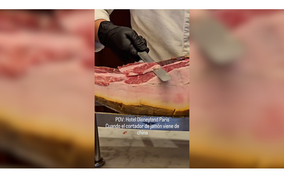 L’affettatore di prosciutto a Disneyland Paris “spaventa” il cliente spagnolo che ironizza sui social – Video