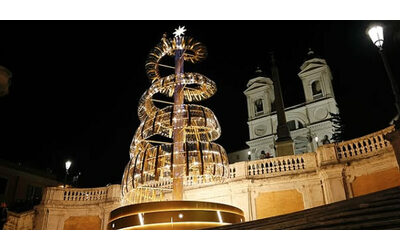 L’albero di Natale di Bulgari a Roma è brutto e insostenibile. Ma per Gualtieri dovremmo solo ringraziare