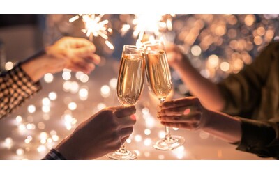 L’alcol fa ingrassare? Sì, e più di quanto immaginiamo: ecco cosa succede davvero al corpo tra Natale e Capodanno e perché smette di bruciare grassi. I consigli del nutrizionista