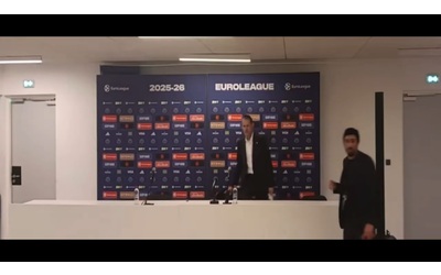 L allenatore si presenta in sala stampa ma non ci sono giornalisti la scena surreale dopo il match di Eurolega Video
